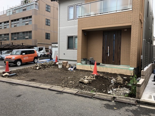 歩きやすさを考慮した階段アプローチの新築外構工事 エクステリア 外構工事専門店 東京エクステリアデザイン Com 歩きやすさを考慮した階段アプローチの新築外構工事 エクステリア 外構工事専門店 東京エクステリアデザイン Com