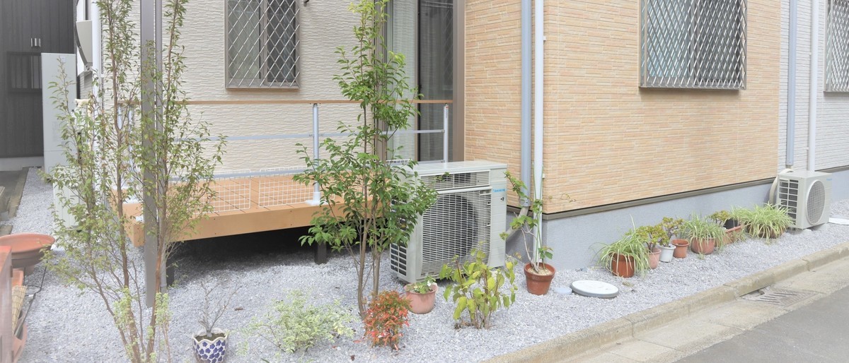 テラスから植栽を楽しむオリジナル門袖の2世帯新築外構施工例 エクステリア 外構工事専門店 東京エクステリアデザイン Com