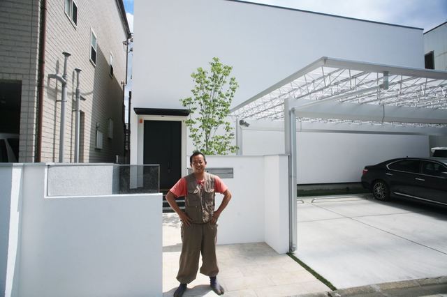 高級住宅地に立つ新築ハイクローズ外構施工例